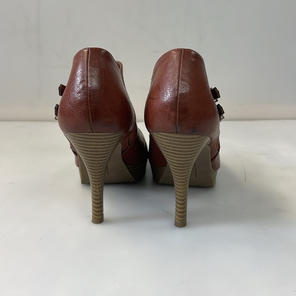 Unlisted Brown Leather Heels Rough files size 10
Classic Timeless Design - Picture 7 of 13